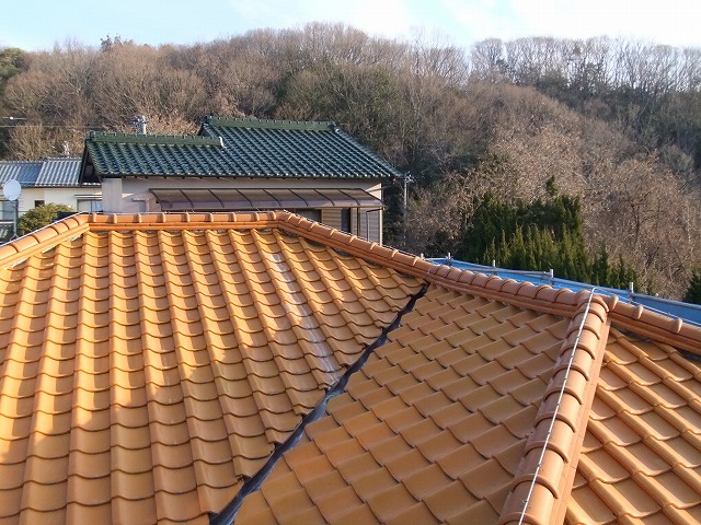 緑区でオレンジ色の瓦屋根の葺き替え工事を実施、既存瓦屋根を解体し葺き土を撤去している様子